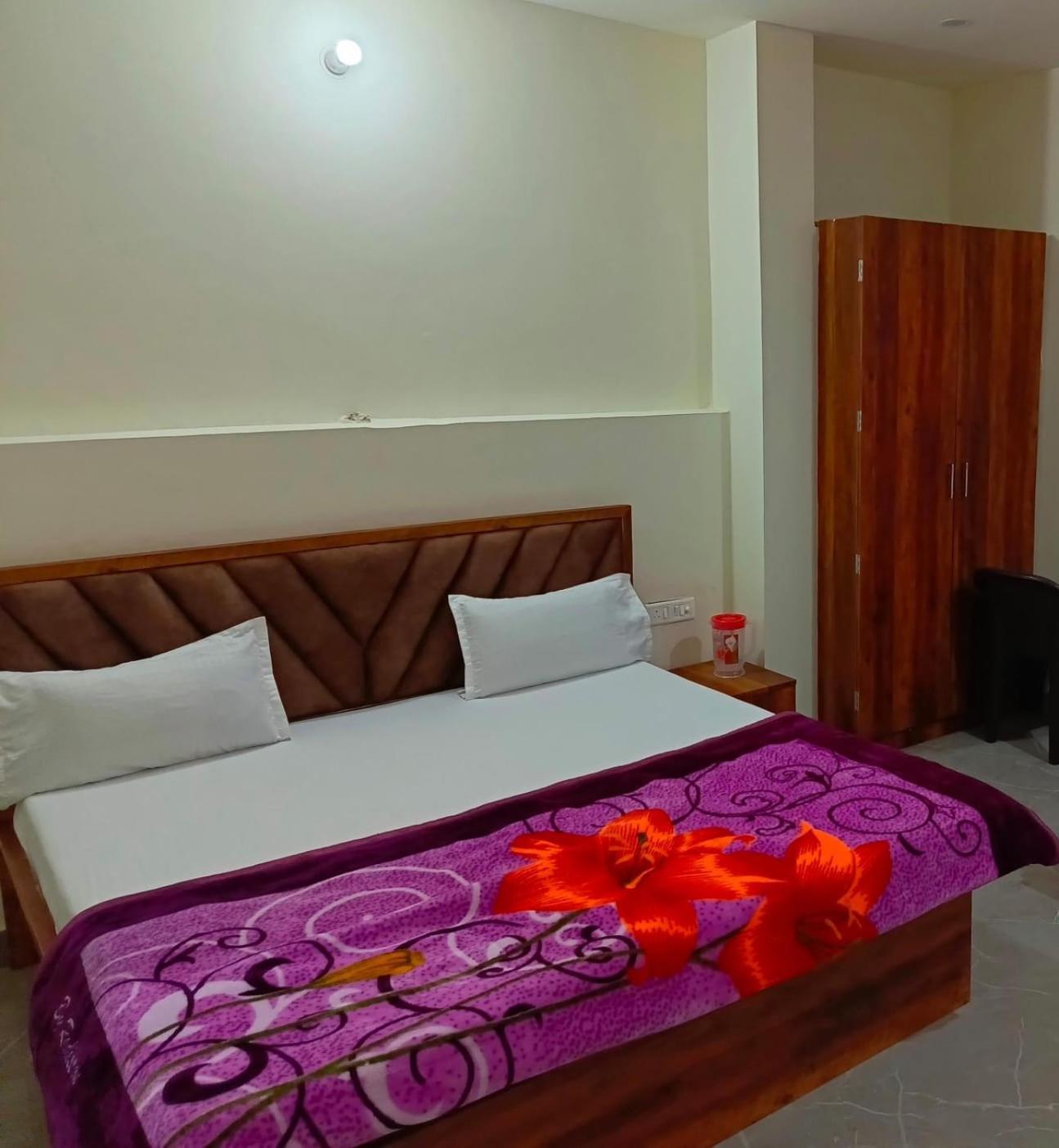 Shri Girraj Residency Hotel Mathura Exterior foto