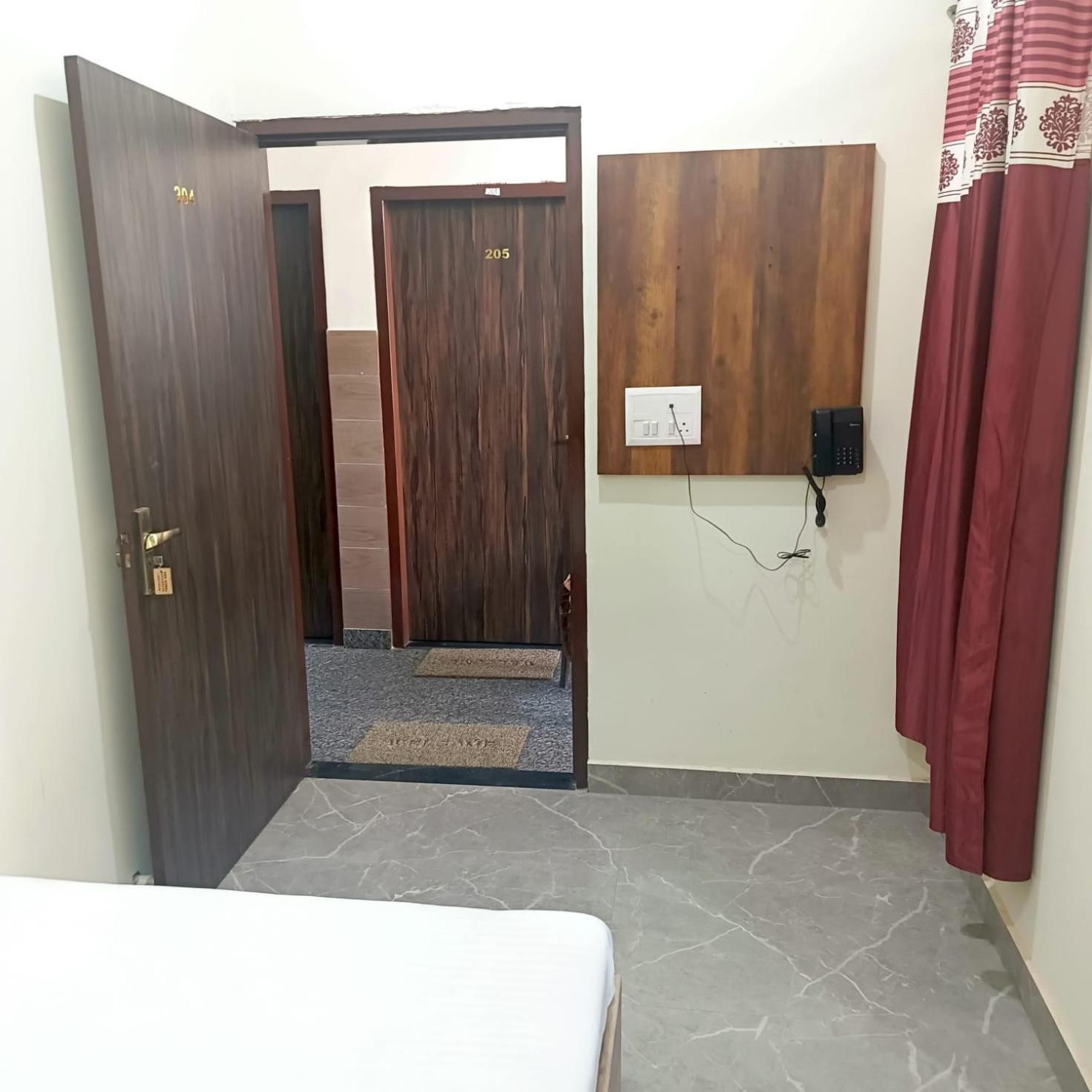 Shri Girraj Residency Hotel Mathura Exterior foto